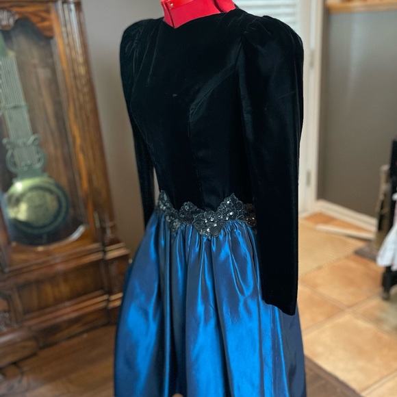 Gorgeous Midnight Blue & Black Vintage 80’s 90’s Prom Dress in good condition! - Picture 12 of 15